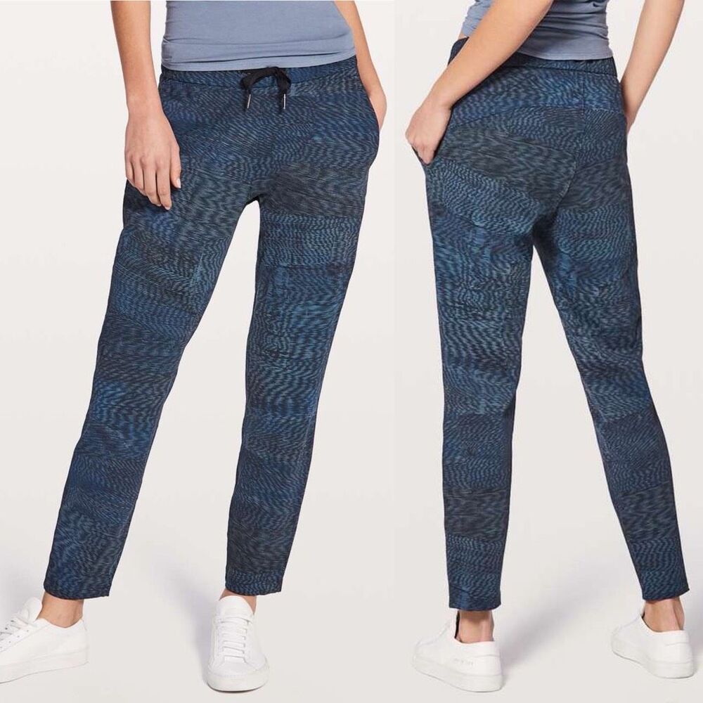 Lululemon On The Fly Pant 28” in Linear Flux Battleship Multi Size 4